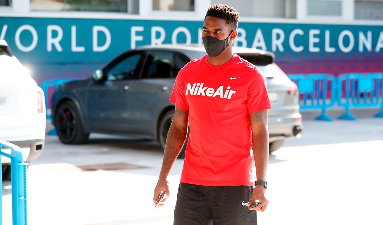 Junior Firpo arriving to the Ciutat Esportiva with mask / Photo: Twitter Junior Firpo
