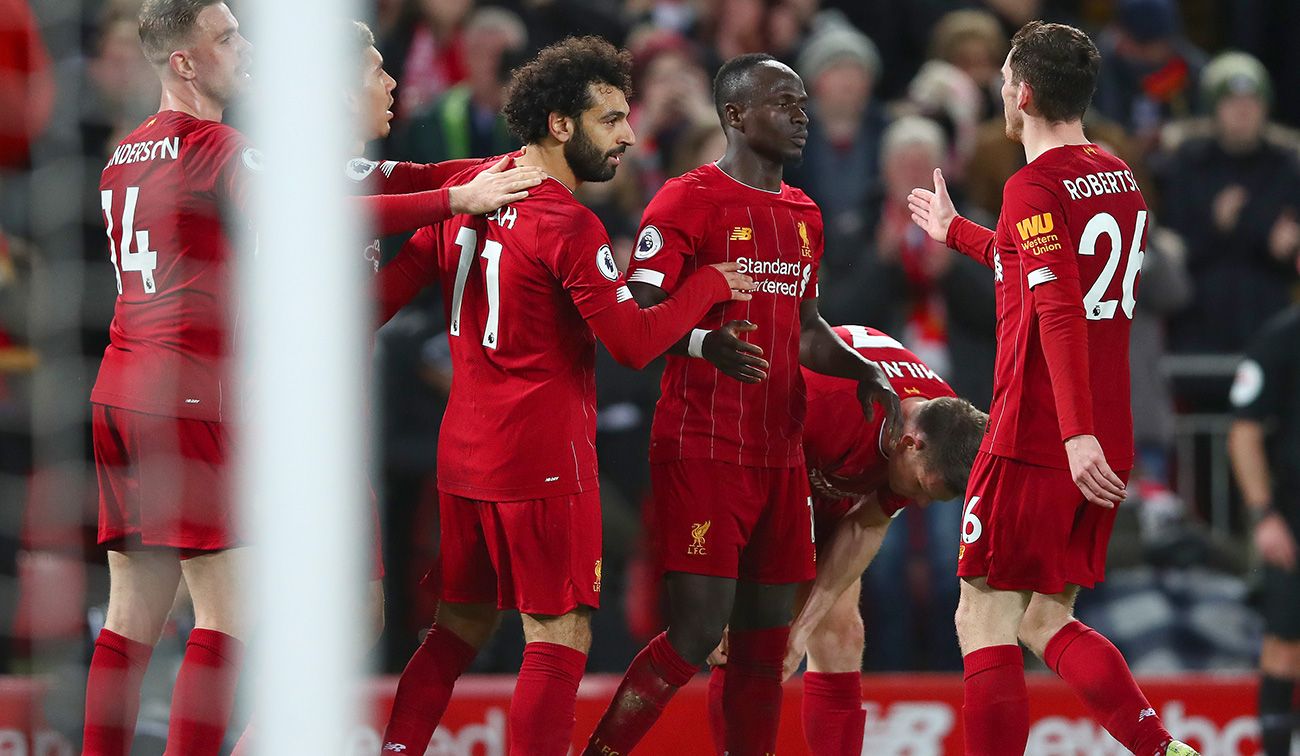 Andrew Robertson, Salah y Mané celebran un gol del Liverpool