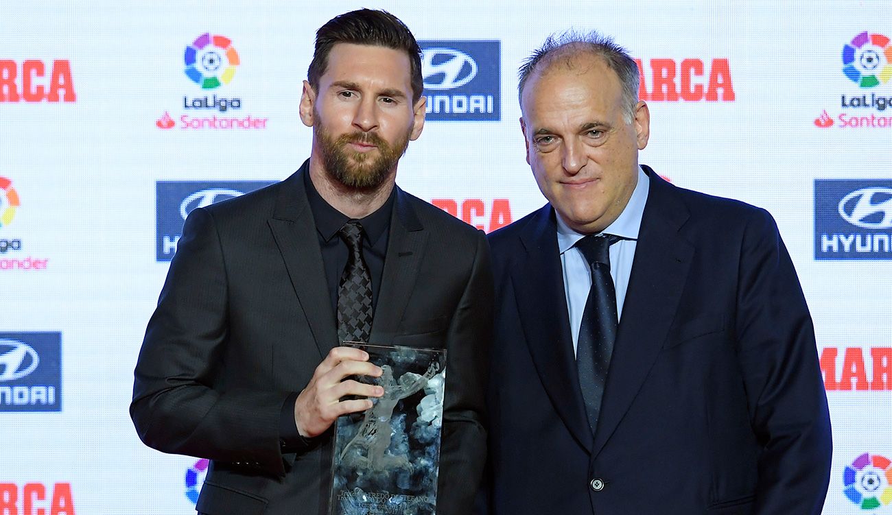 Javier Thebes and Messi pose with a prize of the Argentinian