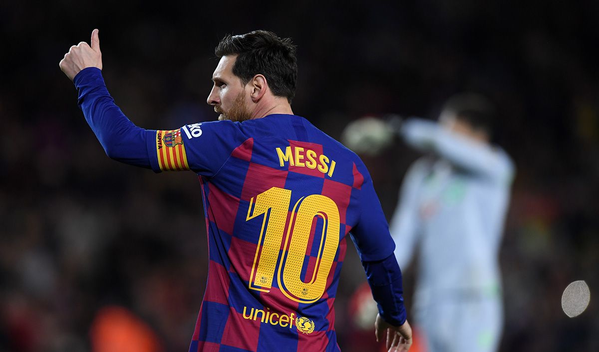 Leo Messi, levantando el pulgar tras una jugada con el Barça