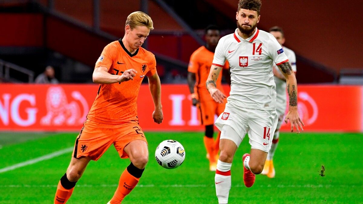 Frenkie Of Jong contesting a party against Poland