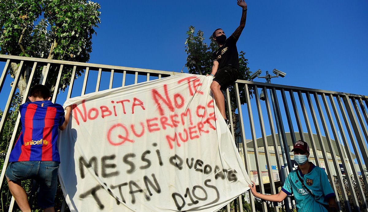 Aficionados con pancartas pidiendo la dimisión de Bartomeu