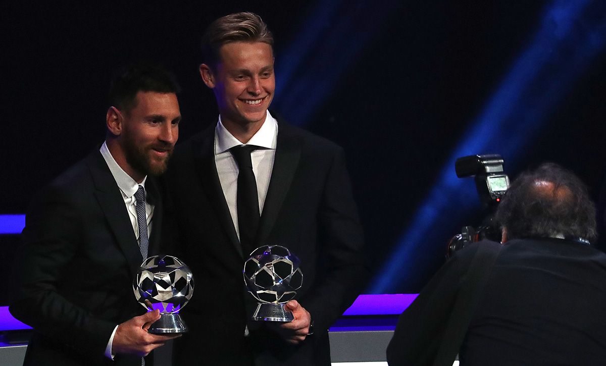 Leo Messi y Frenkie de Jong, tras recibir un premio de la UEFA