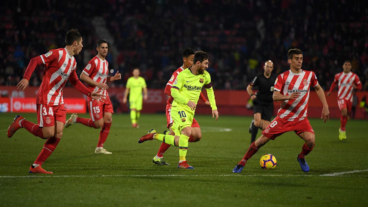 Messi, surrounded of players of the Girona