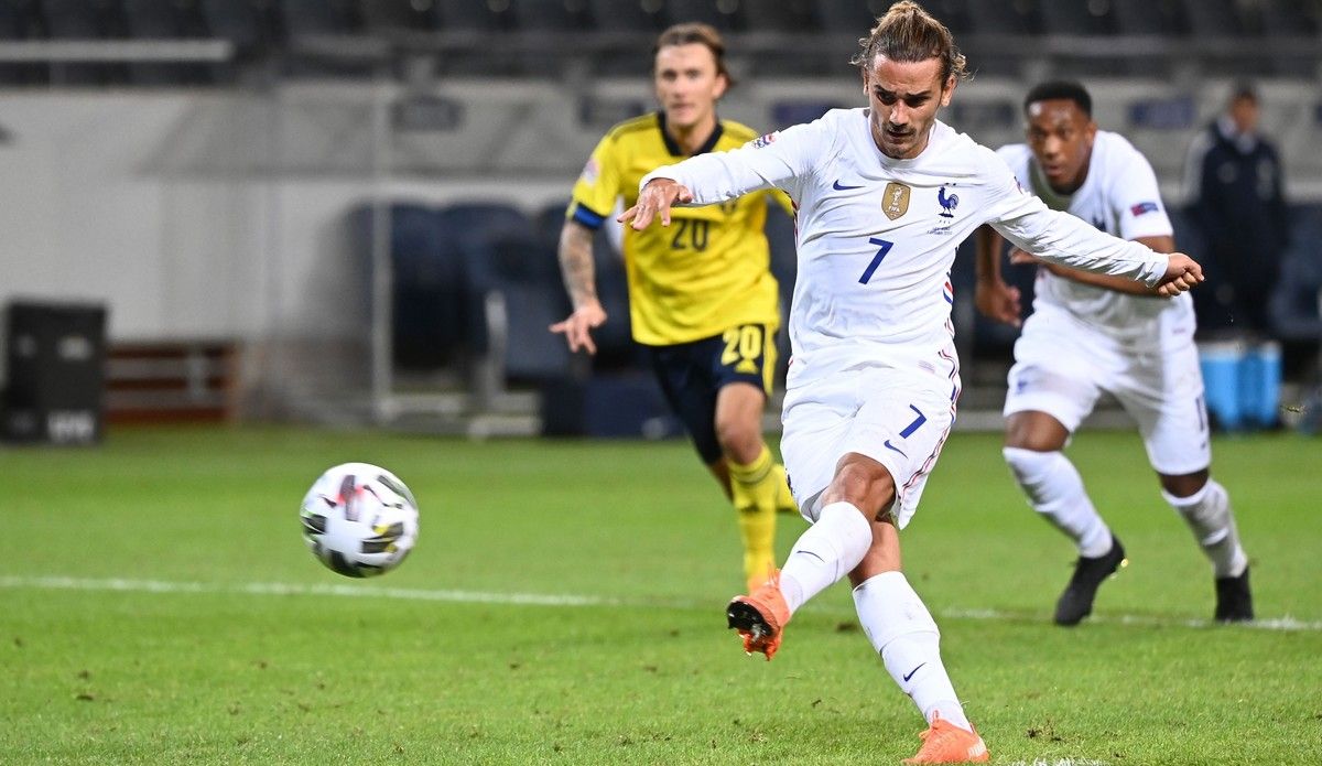 Antoine Griezmann errando un penalti contra Suecia