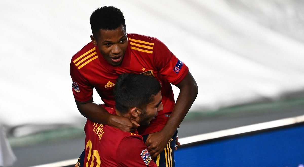Ansu Fati and Ferrán Torres, celebrating a goal