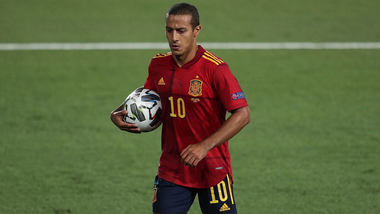 Thiago Alcántara en un partido con España