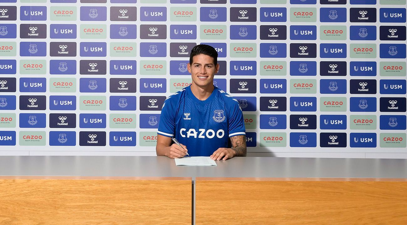 James Rodríguez poses with the T-shirt of the Everton