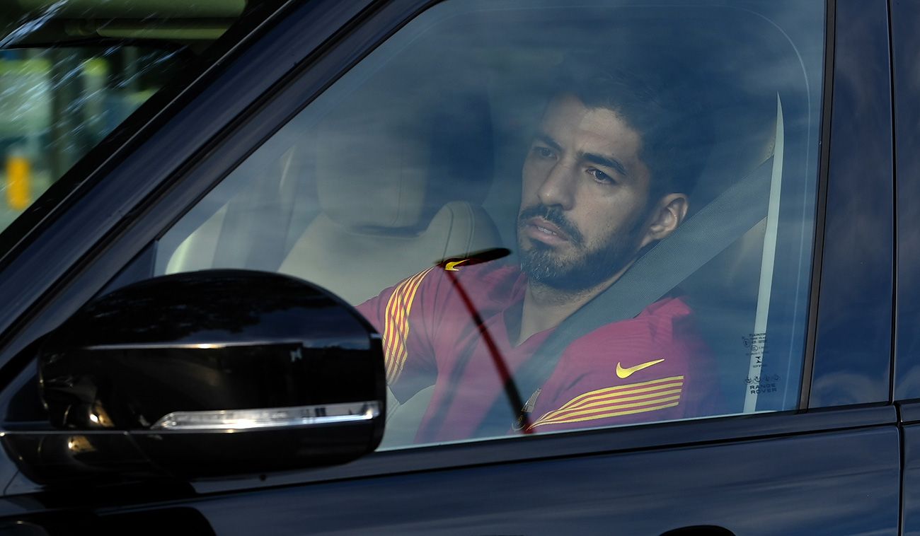 Luis Suárez, driving in his car course to the training