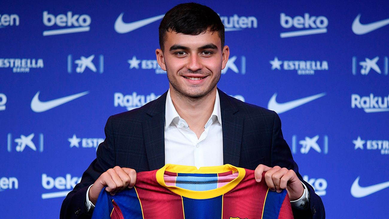 Pedri Poses with his T-shirt of the Barça in his presentation