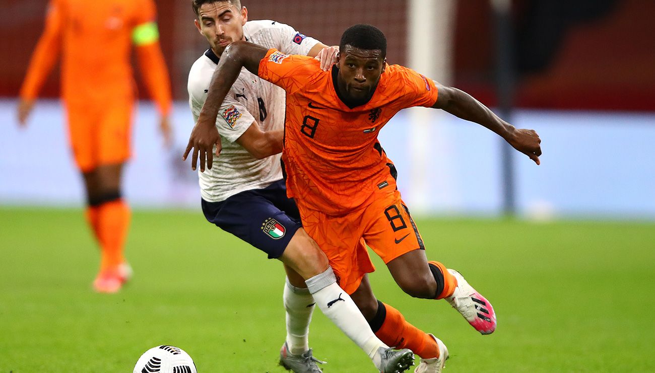 Wijnaldum In a duel with Jorginho by the balloon in an Italy-Holland