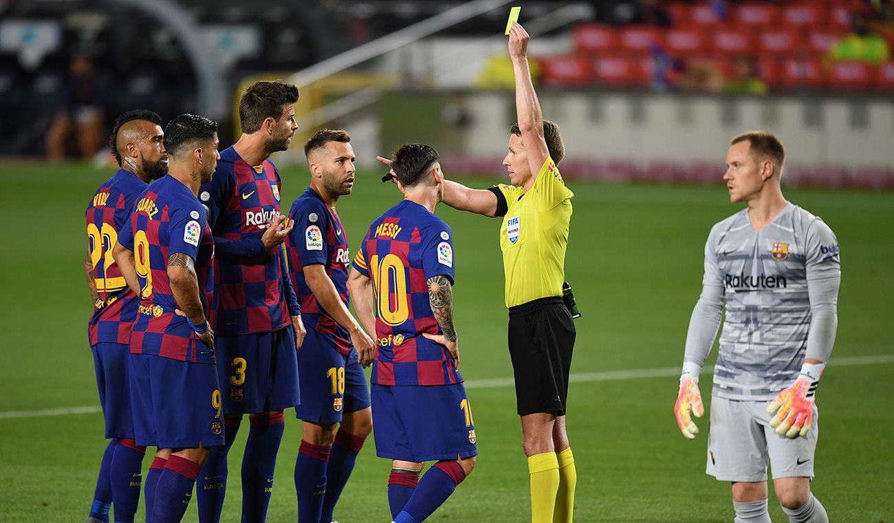 The players of the Barça complain to the referee Hernández Hernández