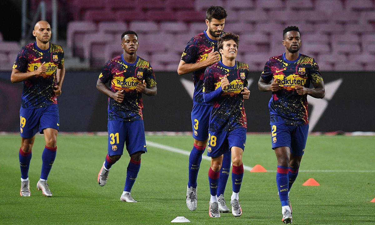 Riqui Puig, durante un calentamiento con el FC Barcelona