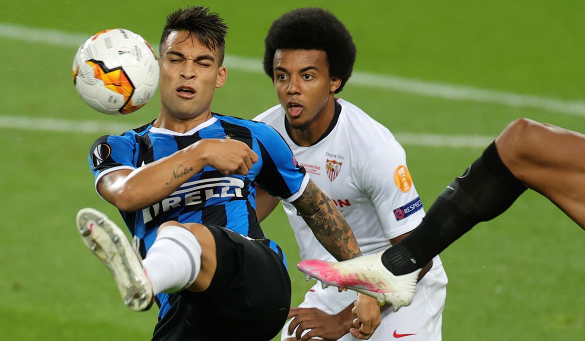 Lautaro Martínez, fighting for a ball with Jules Koundé