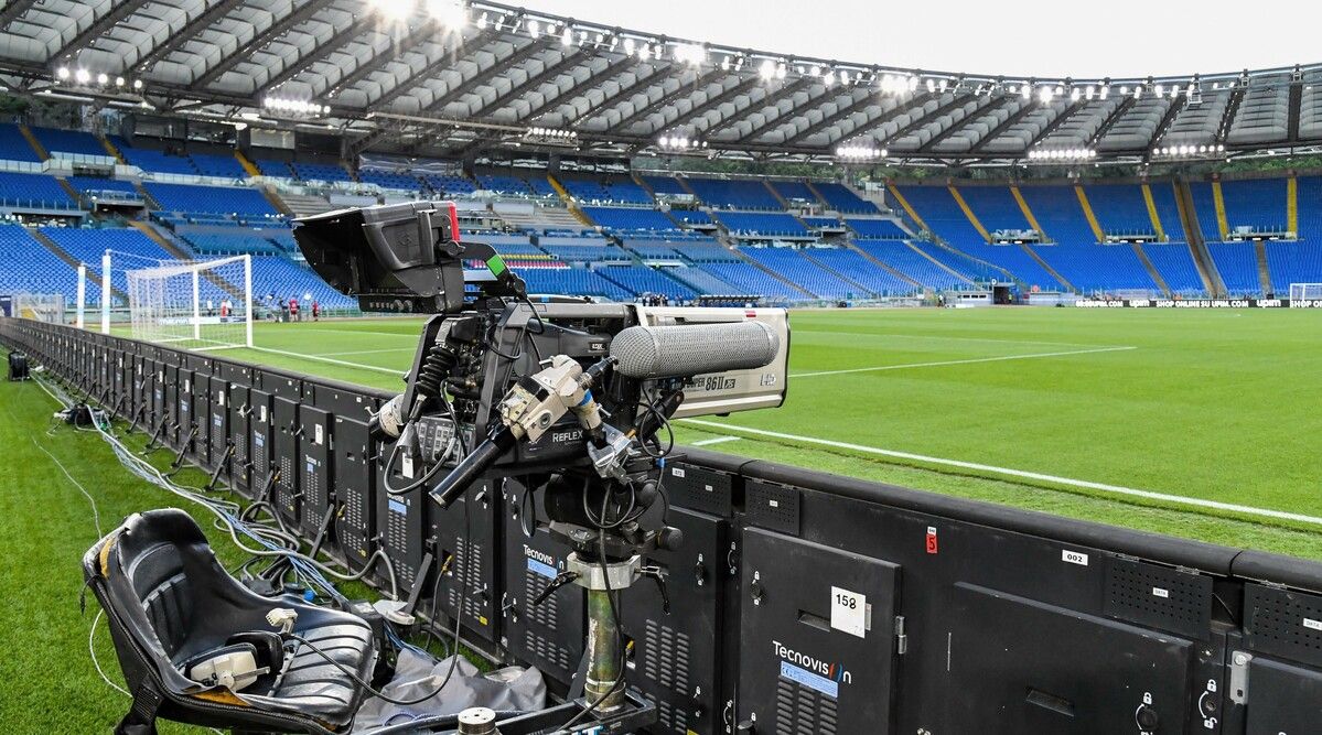 Cámara de televisión en campo de fútbol