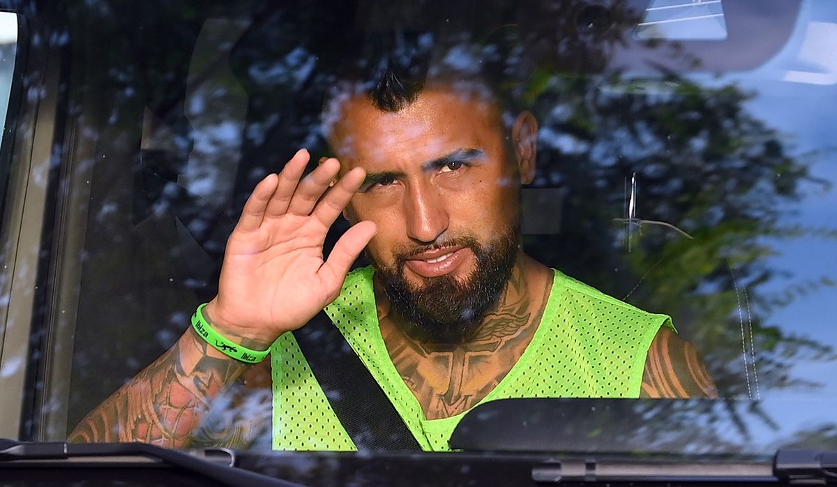 Arturo Vidal, acudiendo en coche a la Ciutat Esportiva