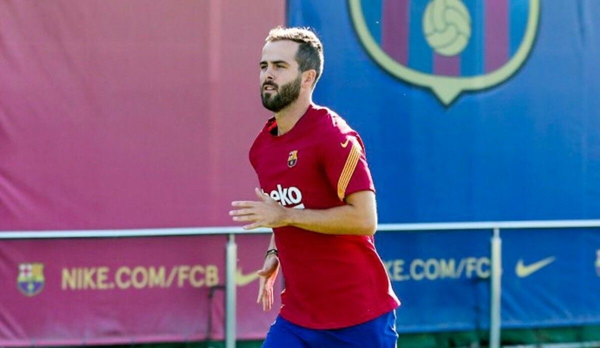 Pjanic exercises with the Barça in a training