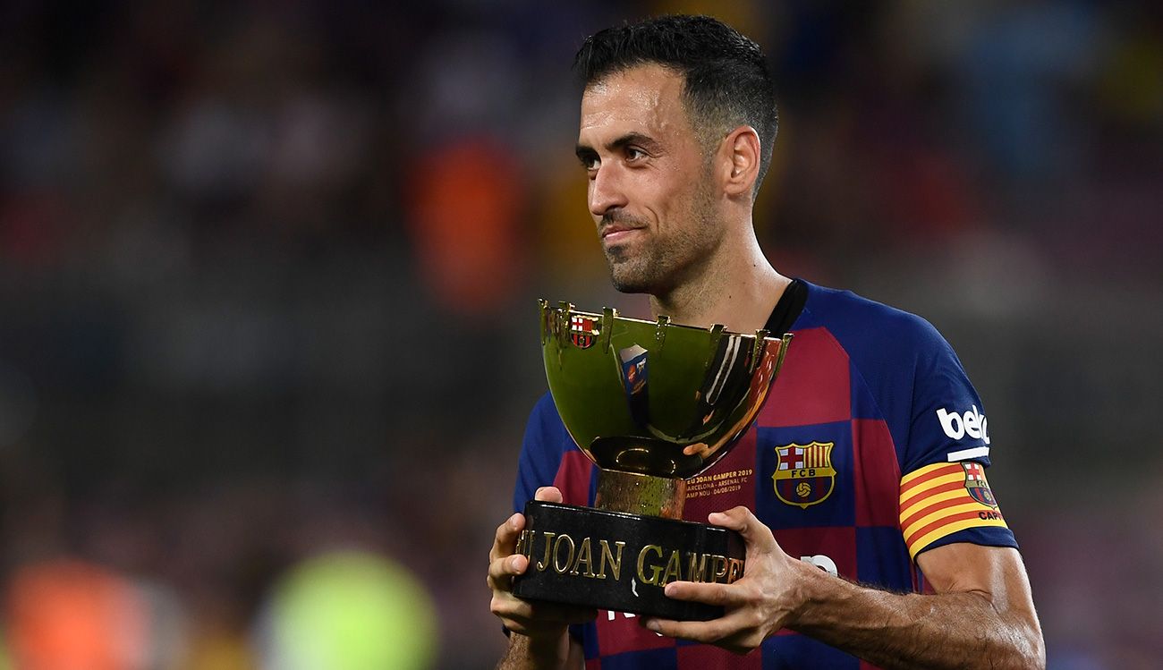 Sergio Busquets sustains the trophy of the Gamper