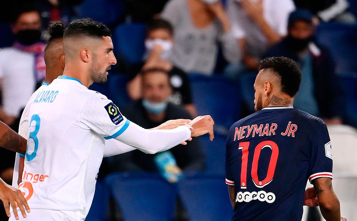 Álvaro González beside Neymar