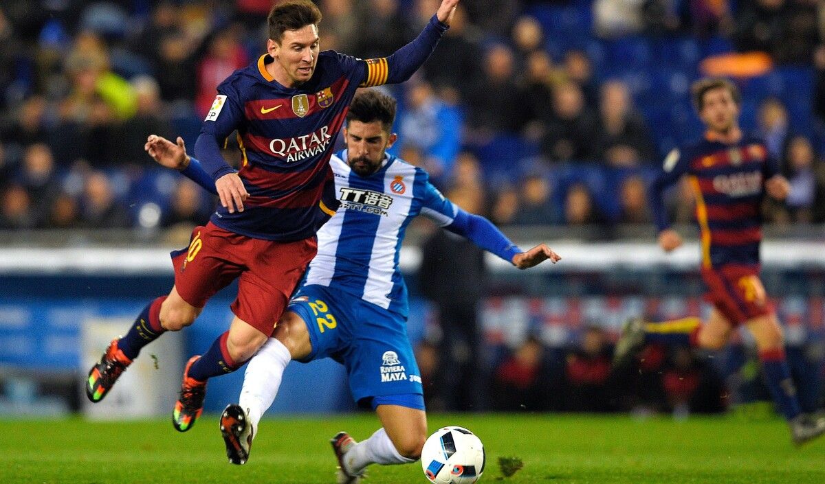 Lionel Messi and Álvaro González