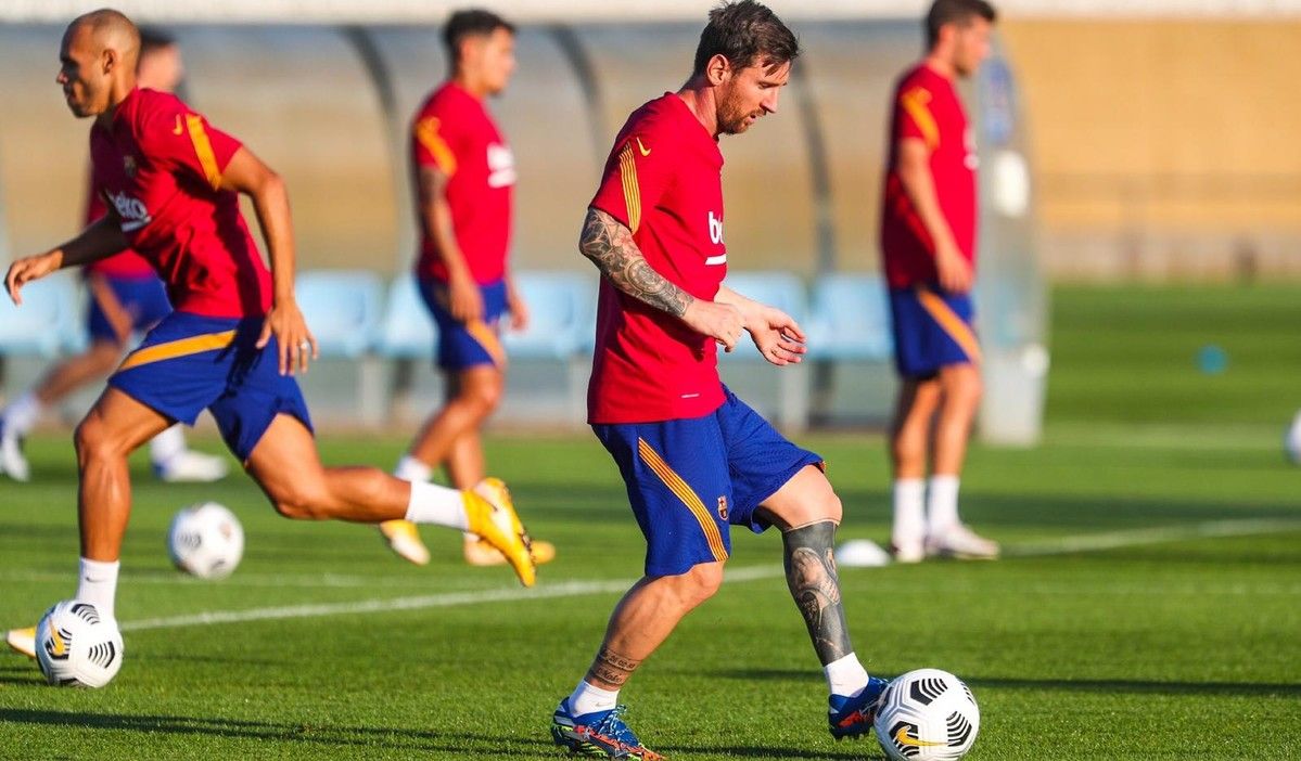 Messi en un entrenamiento del FC Barcelona de Ronald Koeman