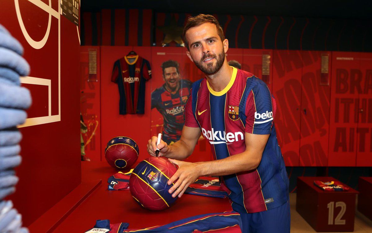 Pjanic firmando un balón