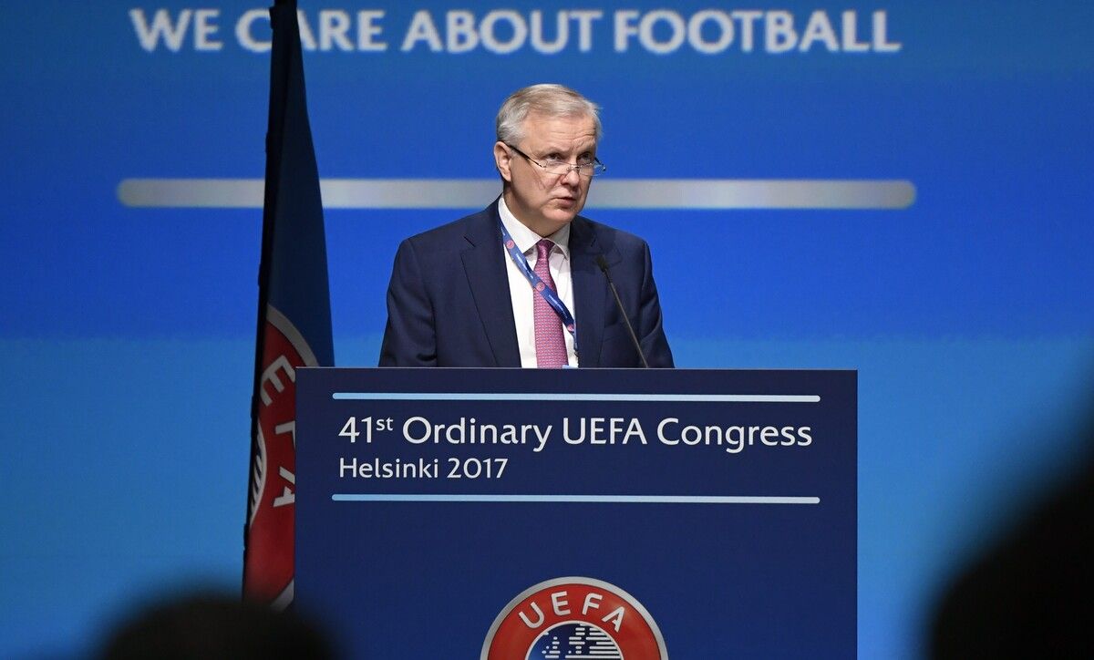 Olli Rehn in a congress