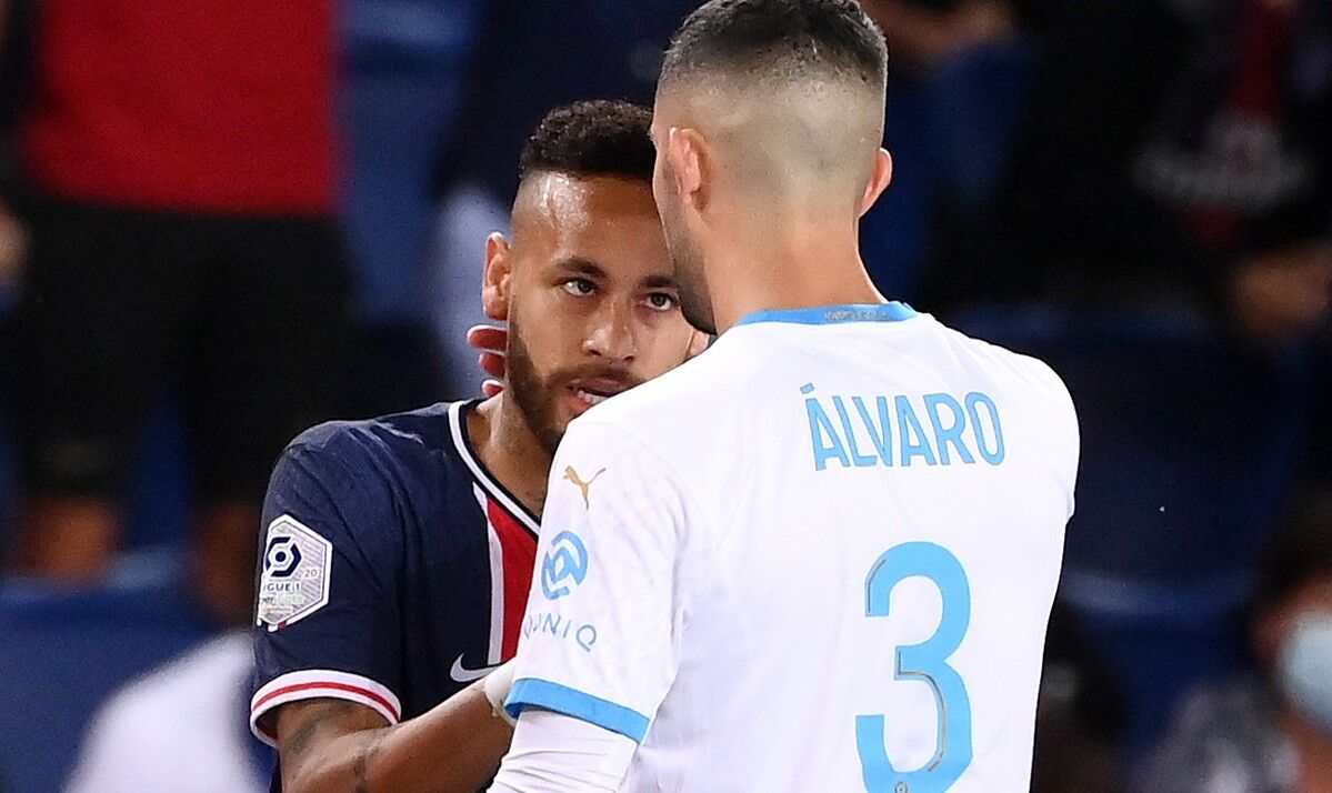 Neymar and Álvaro arguing