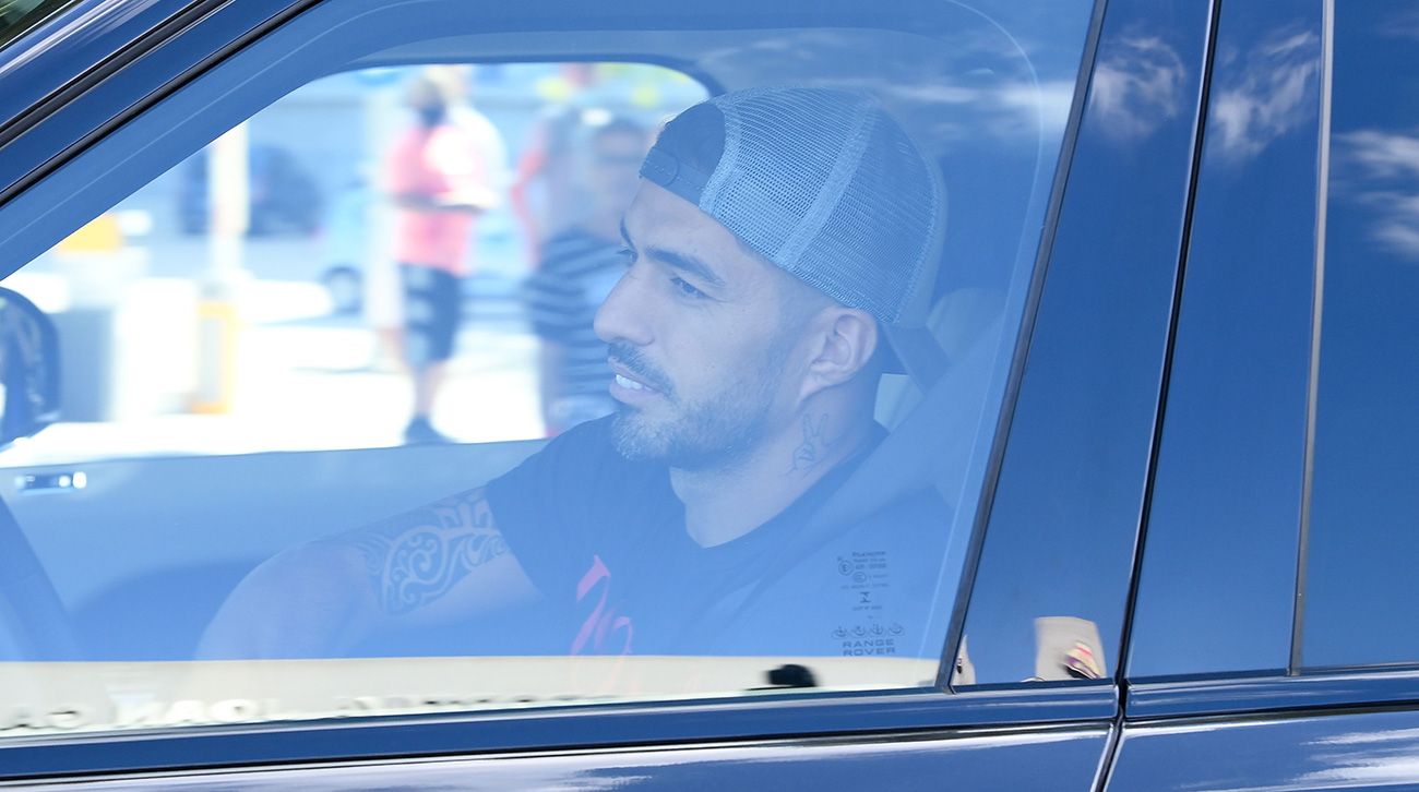 Luis Suárez conduciendo su coche en Barcelona