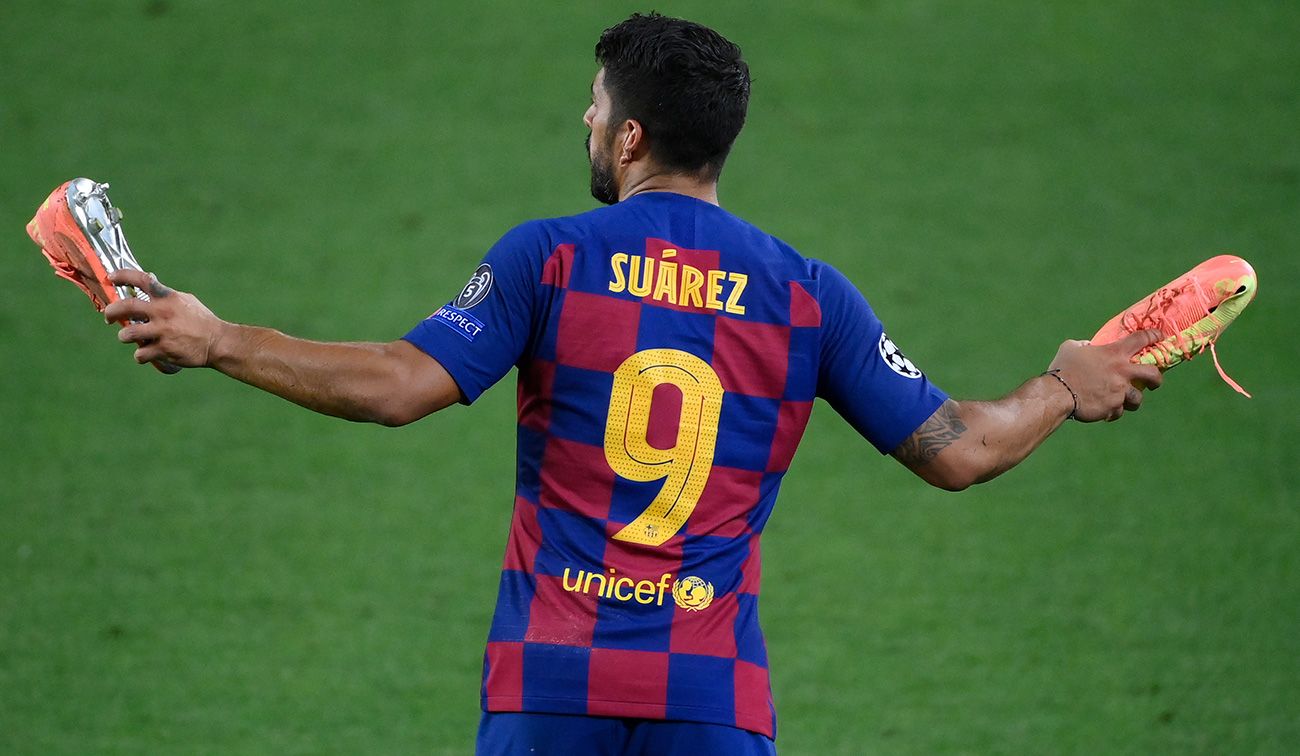 Luis Suárez se queja de algo tras el partido