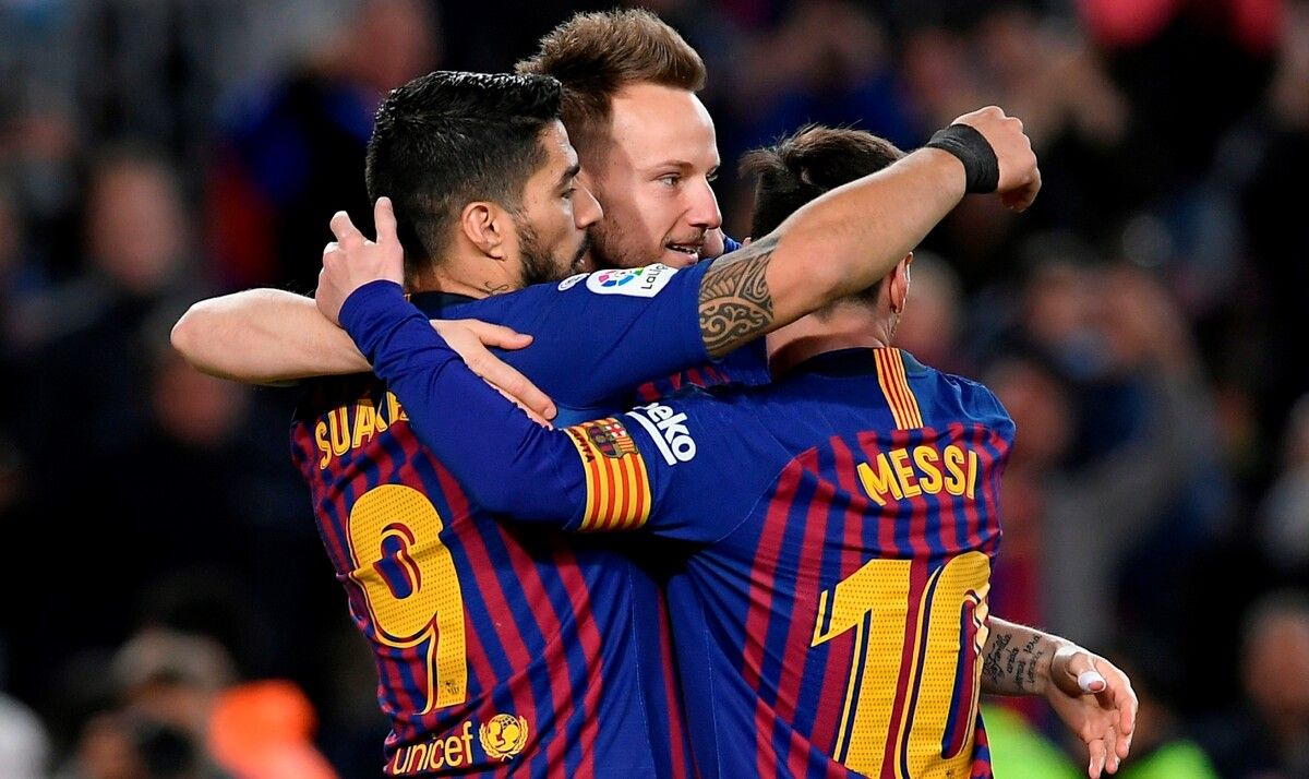 Rakitic, Suárez y Messi celebrando un gol
