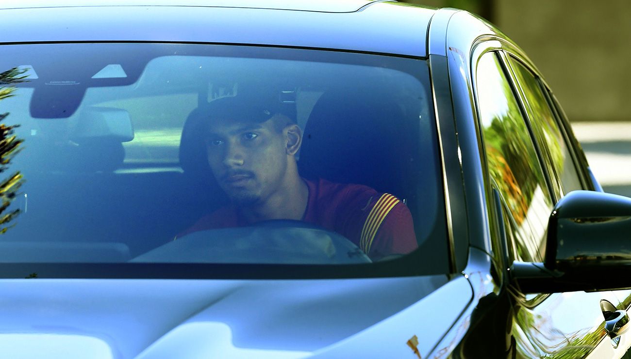 Ronald Araújo drives his car