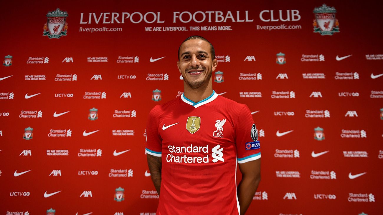 Thiago Alcántara poses with the T-shirt of the Liverpool /Photo: Twitter Liverpool