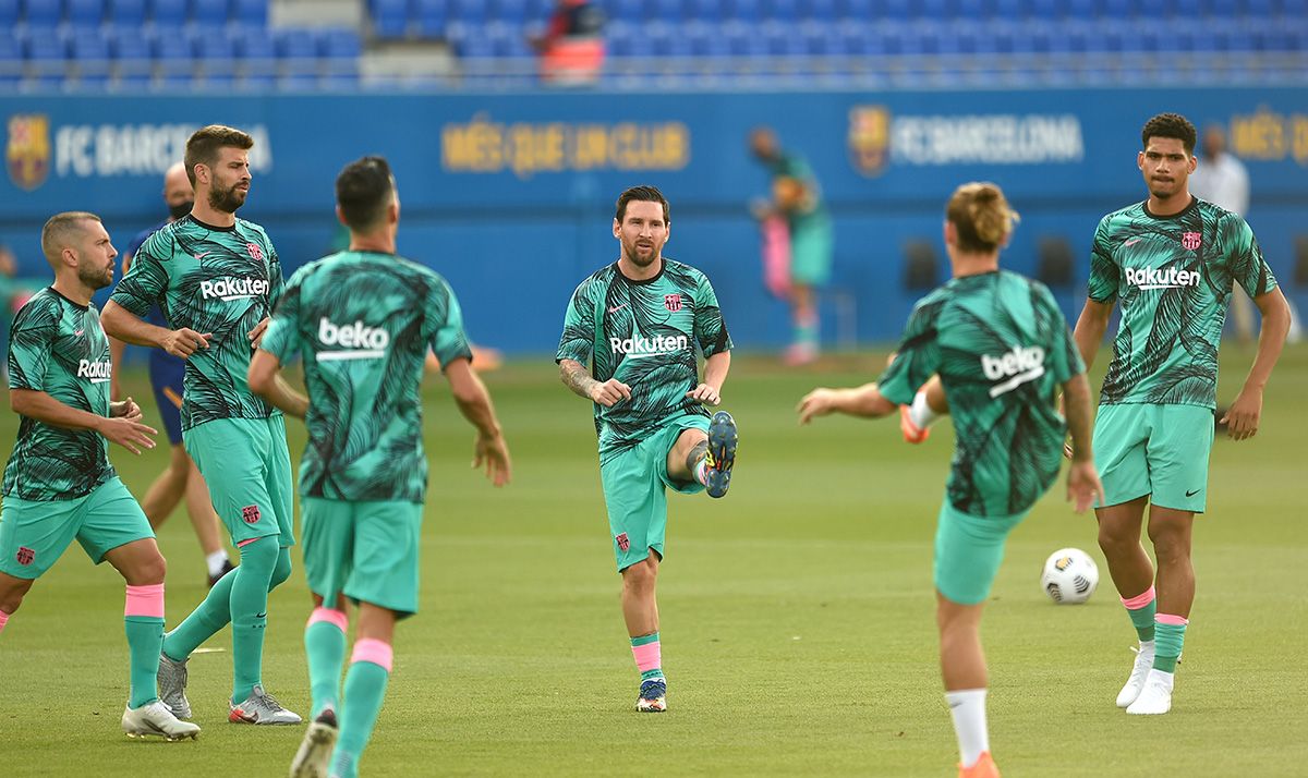 Leo Messi and the players of the FC Barcelona, during a warming