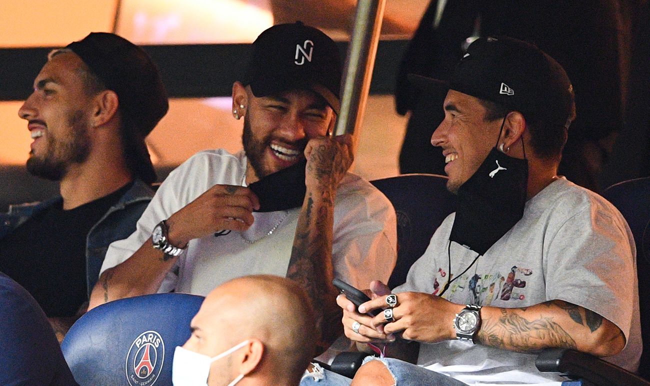 Neymar se ríe en la grada del Parque de los Príncipes
