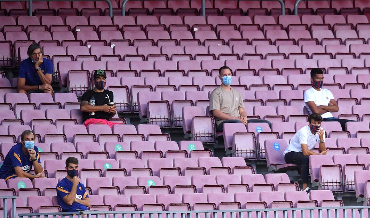 Luis Suárez, in the terracing of the Camp Nou with the discards of the Gamper