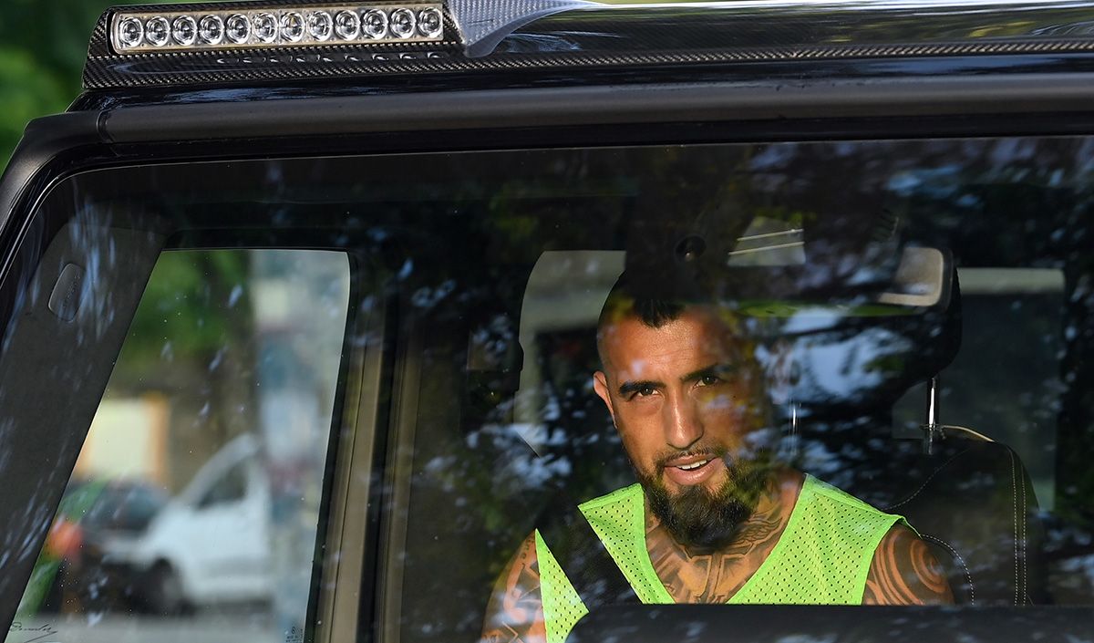 Arturo Vidal, going out in car of the Ciutat Esportiva Joan Gamper