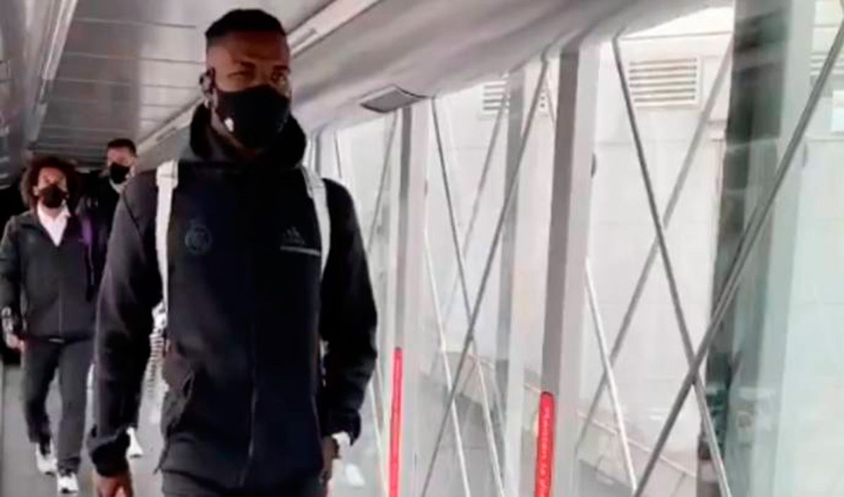 Vinicius Jr, accessing to the aeroplane of the Real Madrid