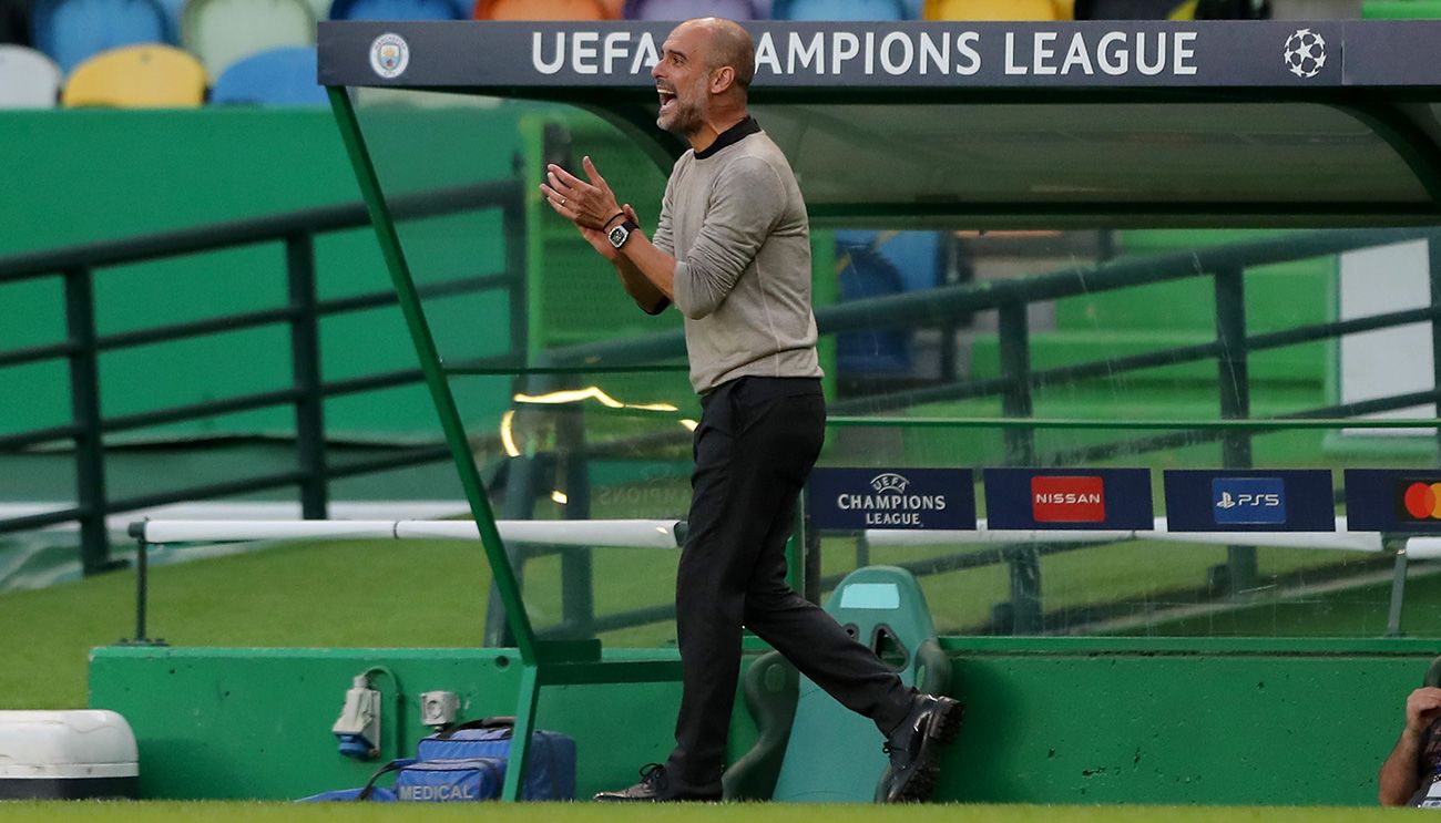 Pep Guardiola applauds to his players from the bench