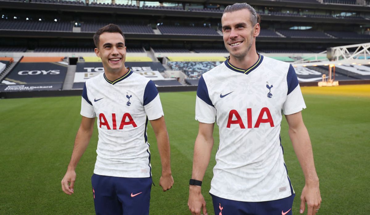 Gareth Bale y Sergio Reguilón posan con la camiseta del Tottenham