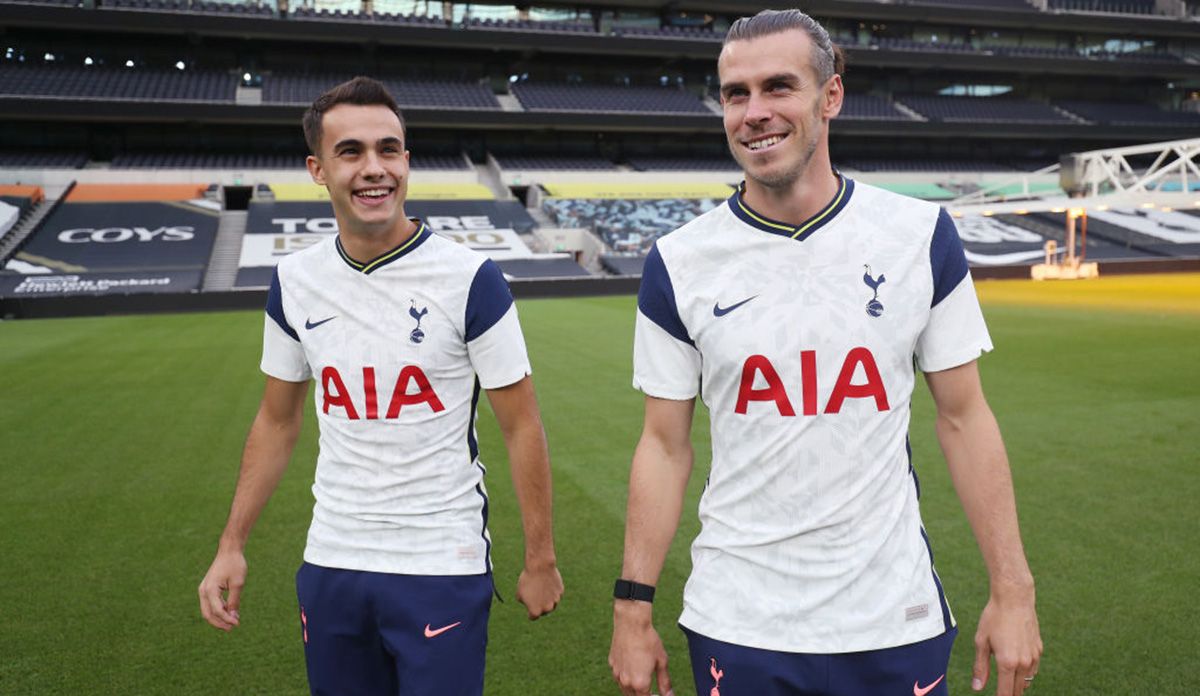 Gareth Bleat and Sergio Reguilón pose with the T-shirt of the Tottenham