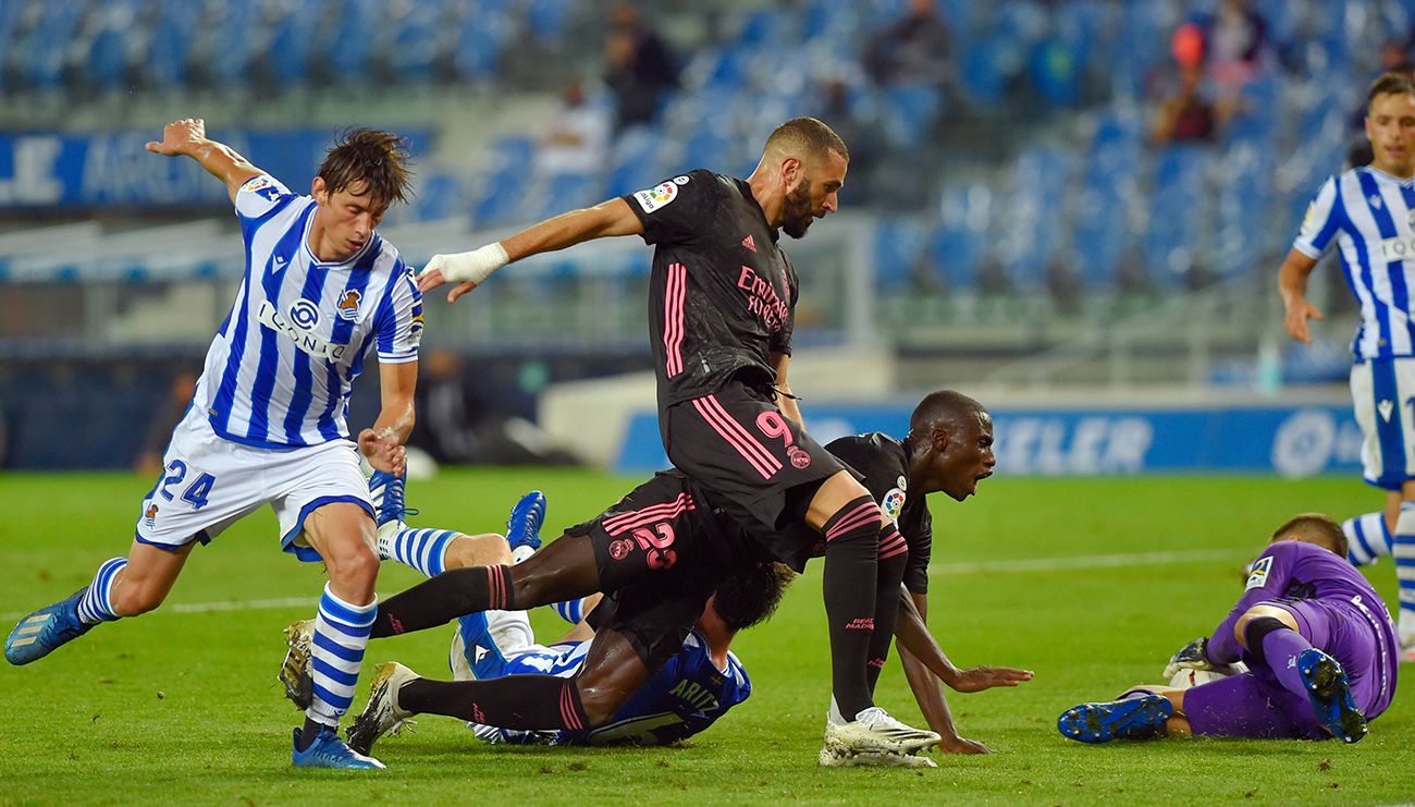 Karim Benzema intenta tirar contra la Real