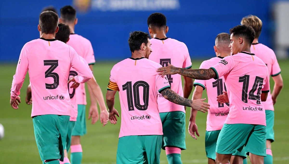 Coutinho, Piqué y Messi tras la celebración de un gol
