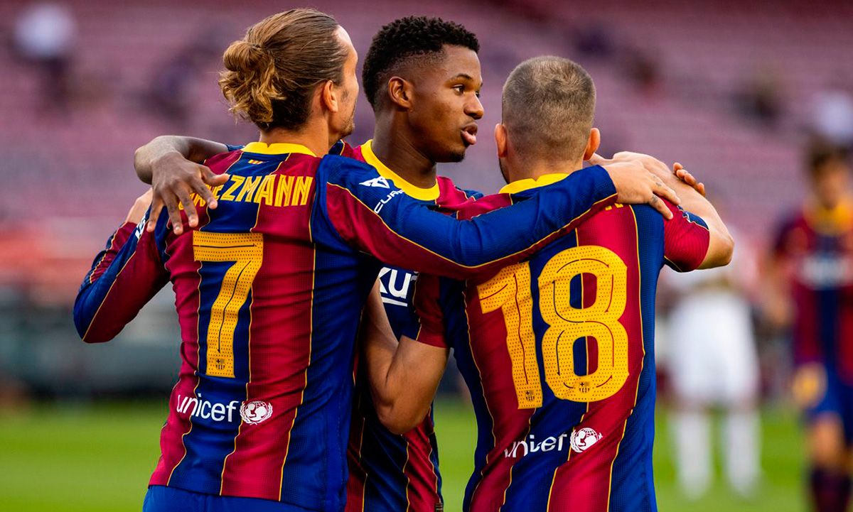 Griezmann, Ansu Fati and Jordi Alba, celebrating a goal with the Barça
