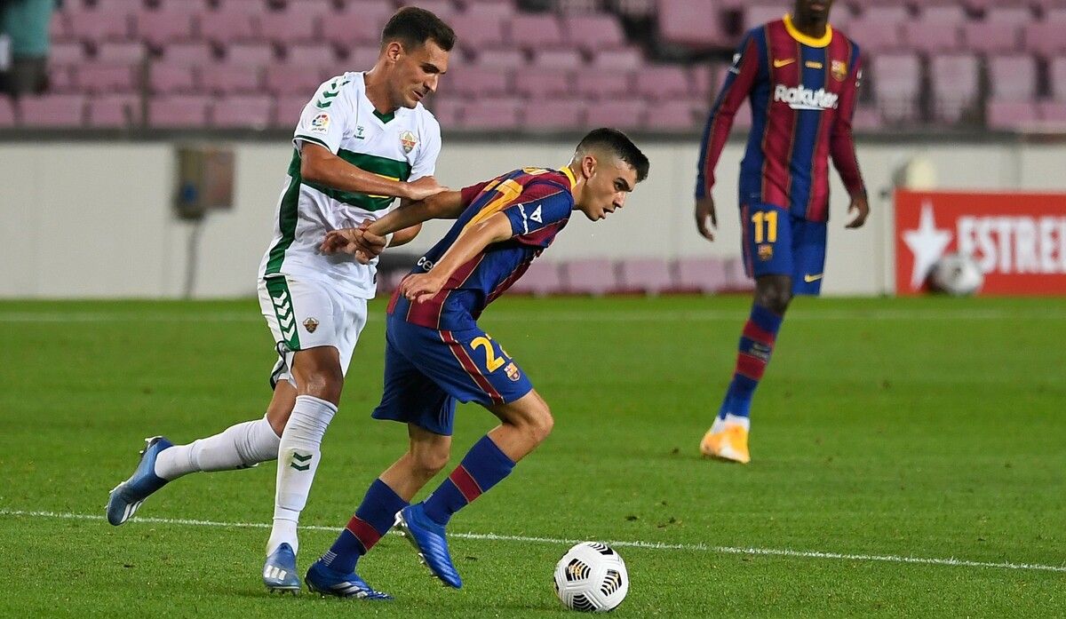 Pedri Playing a meeting in front of the Elche