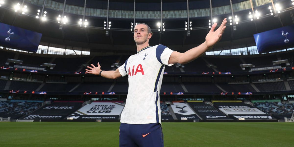Gareth Bleat poses with the T-shirt of the Tottenham