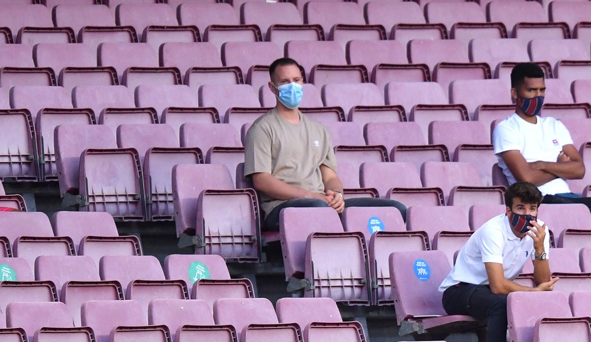 Ter Stegen en la grada durante el Gamper