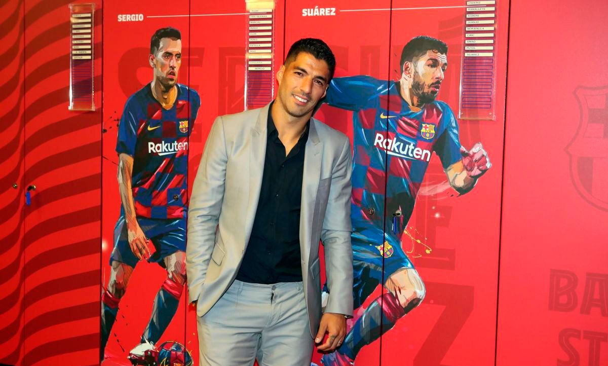 Luis Suárez, despidiéndose de su taquilla en el vestuario del Barça