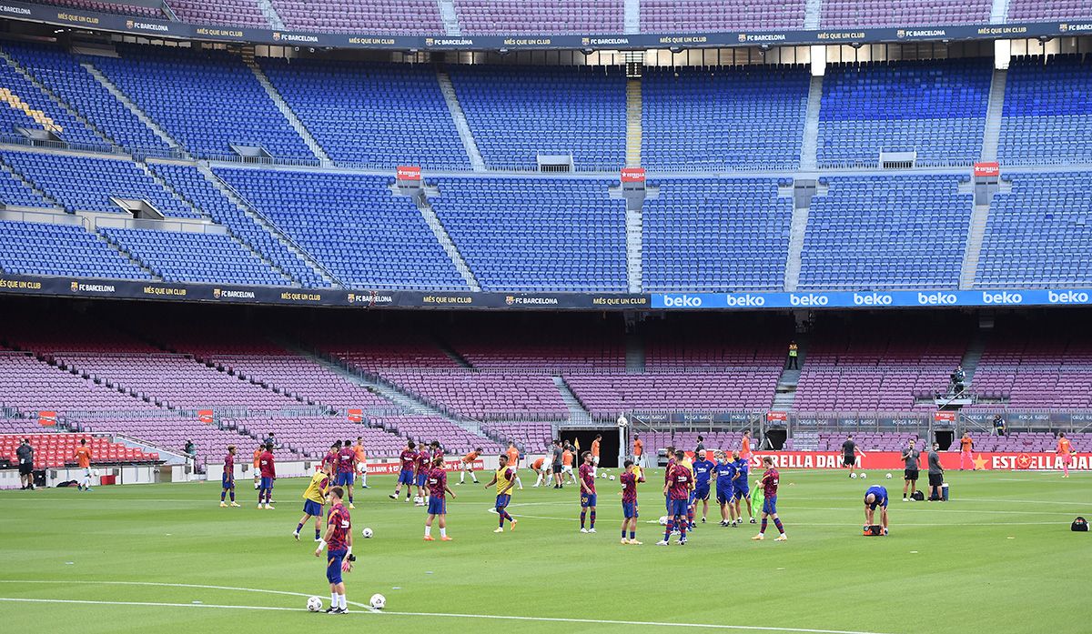 El FC Barcelona, calentando en un Camp Nou vacío