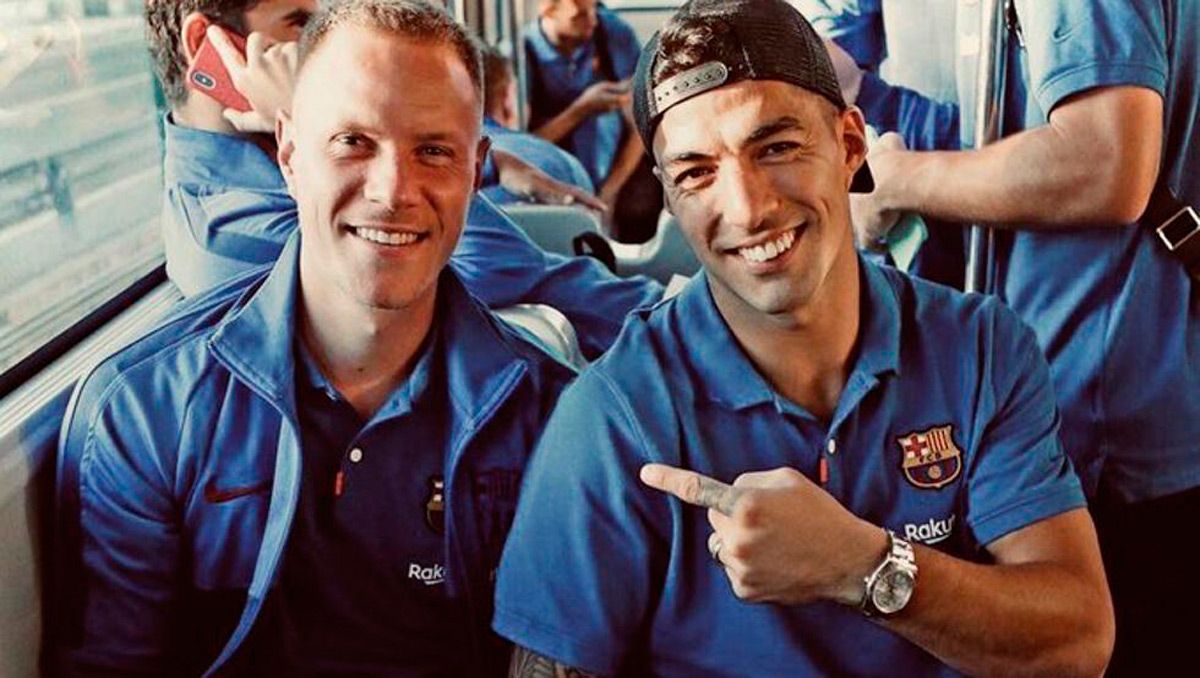 Marc-André ter Stegen beside Luis Suárez